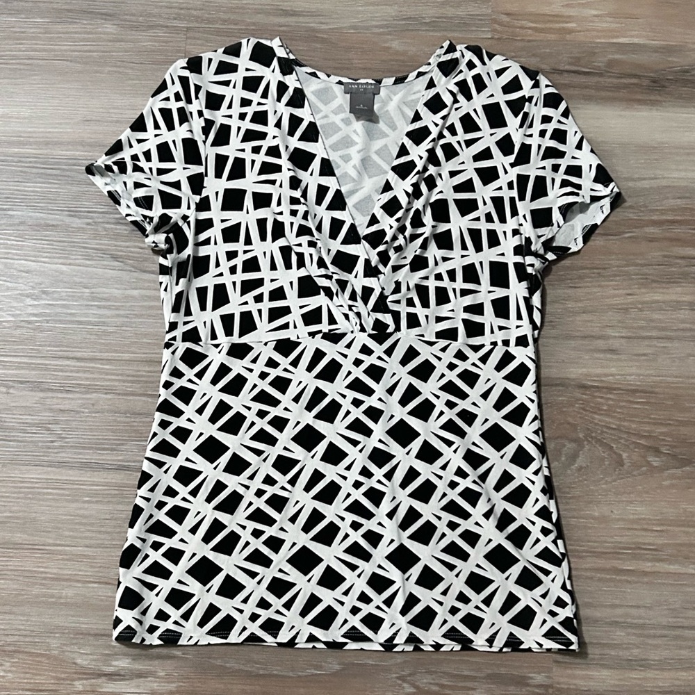 Ann Taylor | Black and White Fitted Blouse